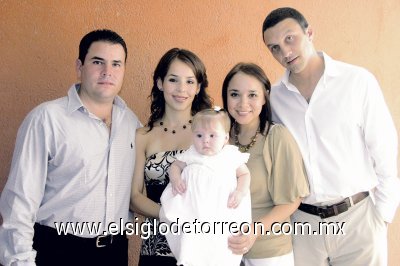 Recibe la bendición
La pequeña Mary Gaby Garza Robles junto a sus padres Alfredo Garza Martínez y Claudia Robles de Garza, así como sus padrinos Tuty Valles de García y Arturo García Aymerich.