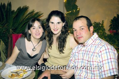 Ana Lucía Fernández, Betty de Fernández y Javier Fernández.