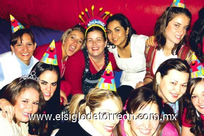 Cecilia Iriarte junto a sus amigas.