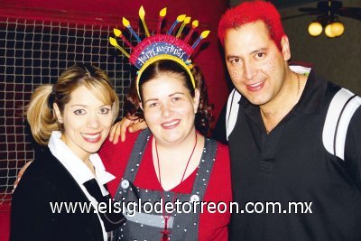 Tradicional fiesta de Halloween
Belinda Nahle, Cecy Iriarte y Alejandro Sánchez.