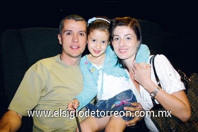 !Ya tiene 6 años!
Daniela González Teixeira con sus papás Daniel González y Juliana Teixeira.