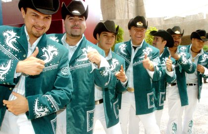 Radicó en la ciudad de Chicago, Illinois, donde formó su banda de pasito duranguense K-Paz de La Sierra.