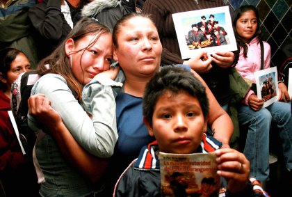 Miles de personas acompañaron el cuerpo por las principales calles de esta población para finalmente regresarlo a la casa de sus tíos en donde momentos antes había sido velado.