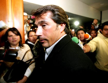 El actor Sergio Mayer llego a la funeraria para despedir al lider de K-Paz de la Sierra.