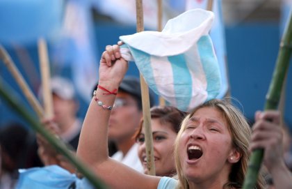 Una mujer participa en la congregación de simpatizantes de la nueva presidenta de Argentina, Cristina Fernández de Kirchner, frente a la casa rosada, en Buenos Aires.