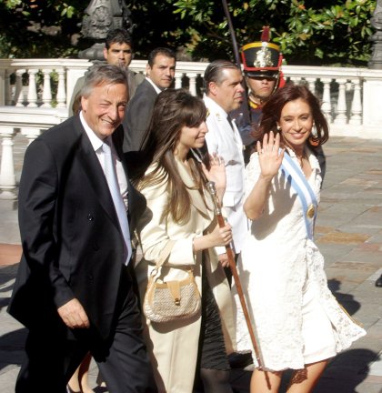 La presidenta de Argentina, Cristina Kirchner estuvo acompañada en todo momento por su hija, Florencia Kirchner, y su esposo, el ex mandatario Néstor Kirchner.