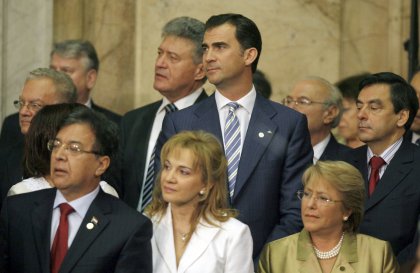 El Príncipe de Asturias, Felipe de Borbón; el primer ministro de Francia, François Fillon; el presidente de Paraguay, Nicanor Duarte Frutos; su esposa, María Gloria Penayo, y la presidenta de Chile, Michelle Bachelet, asistieron a la ceremonia de entrega de mando del presidente saliente de argentina, Néstor Kirchner, a su esposa.