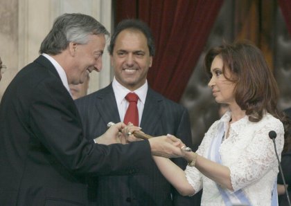 Cristina Fernández se comprometió a seguir impulsando la enérgica política de defensa de los derechos humanos implantada por su esposo, que comprende el castigo judicial a sus violadores.