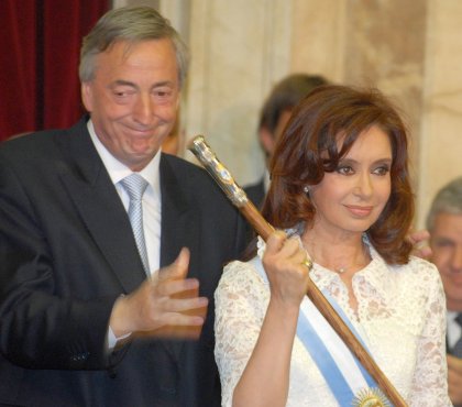 Néstor Kirchner, presidente saliente, entregó los atributos del mando, una banda con los colores argentinos celeste y blanco y un lujoso bastón fabricado por un orfebre local a su esposa, la ahora presidenta.