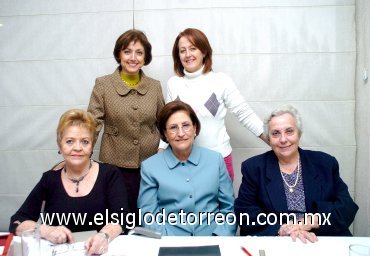 08122007
Martha de Montero, Emilia de García, Delia de Gómez, Martha de Ávalos y Ana Alicia de Jaidar.
