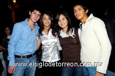 12112007
Sofía junto a sus amigos Sergio, Ana Cecy y Fernando.