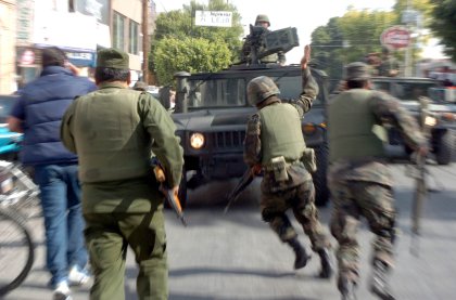 La primera ambulancia que llegó al lugar, unos cinco minutos después del atentado, era del Hospital Militar y al lugar acudieron luego efectivos del Ejército.