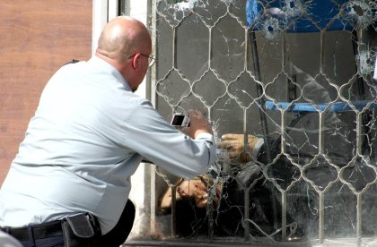 Inicialmente se pensó que la balacera, registrada a las 12:55 pm, había sido un asalto en la tienda ubicada en la avenida Hidalgo entre Degollado y Colón. De acuerdo con testigos, la encargada de la tienda se encontraba atendiendo a unos clientes que iban por un teléfono, cuando se dio el ataque, con al menos 40 disparos.