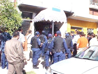 Diez minutos después del ataque arribó al lugar el convoy de agentes federales y estatales del Operativo Conjunto La Laguna. Los agentes descendieron de las patrullas con armas largas en mano, cortando cartucho y despejando a la gente alrededor de la escena.