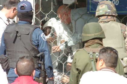 Tres militares fueron asesinados en pleno mediodía, en el Centro de la ciudad, adentro de una tienda de teléfonos celulares, que fue baleada por un grupo de unas 10 personas que iba fuertemente armado.