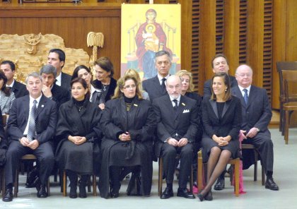 El Pontífice recibió en la galería del aula a la delegación mexicana, unas 20 personas encabezada por la esposa del presidente, Felipe Calderón y el gobernador de Jalisco, Emilio González Márquez.