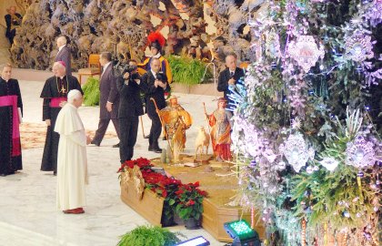 El Papa Benedicto XVI inauguró en la audiencia pública de los miércoles la Navidad mexicana ante la presencia de la primera dama, Margarita Zavala, y los artistas mexicanos Agustín Parra, Jesús Guerrero Santos y Gibrán Peña.