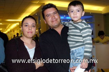 09122007
Brenda Acuña de la Torre, Hermes Viesca y Jaziel Viesca Acuña