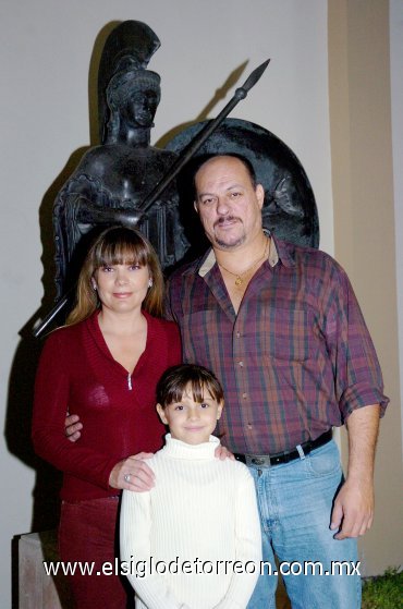 09122007
Claudia y Roberto Gutiérrez con la pequeña Bárbara Gutiérrez López.