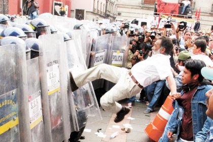 El 27 de marzo, trabajadores del ISSSTE se manifestaron a las afueras del Senado de la República, donde dicha reforma era discutida por los legisladores.