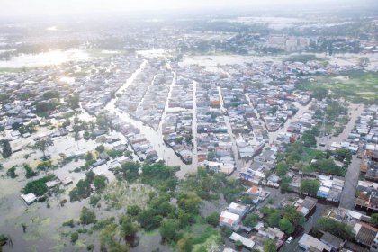 Las intensas lluvias en el sureste de México a finales del mes de noviembre ocasionaron que las aguas de los ríos Carrizales y Grijalva inundaran la mayor parte de la capital tabasqueña.