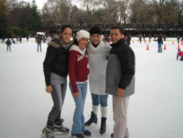 Dennis, Lynette, Paola y Luis en la ciudad de Nueva York