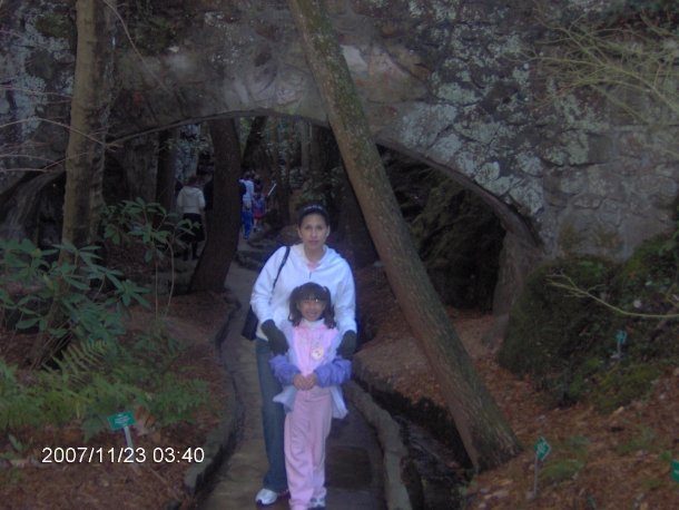 Gaby Hernández y su hija Valeria en Rock City en Chattanooga, Tennessee.