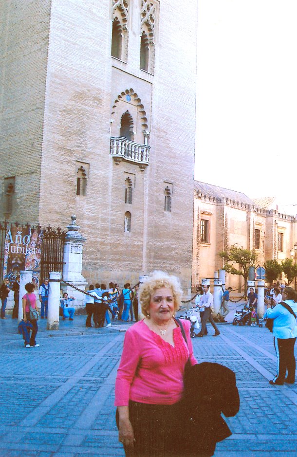 Angélica Sánchez Álvarez al pie de la Torre de la Giralda en Sevilla, España.