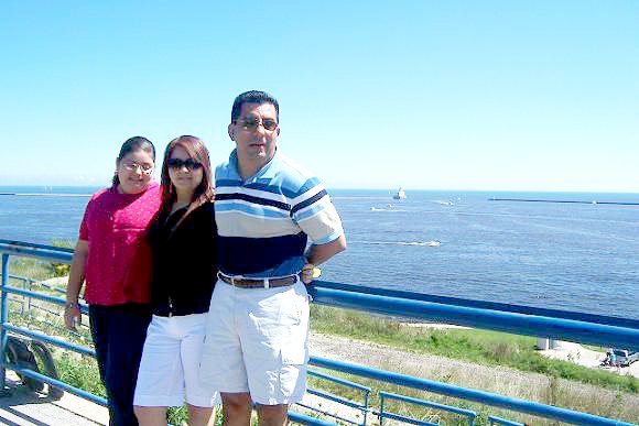 Javier Ceniceros Garay con sus hijas Rosangela y Adriana Ceniceros Alvarez, disfrutando el verano en la Ciudad de los Grandes Lagos Milwaukee Wisconsin, lugar donde radican actualmente.