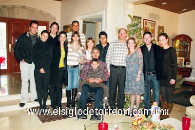 Rogelio Cuellar, Daniela Murra de Cuellar, Jorge del Valle, Cecilia Murra Marroquín, Salvador Mariscal, Lorena Murra de Mariscal, Connie González de Murra, Juan Antonio Murra Talamás, Salvador Mariscal Murra, Juan Murra, Guillermo Murra Talamás, Cecilia Marroquín de Murra, Guillermo Murra Marroquín y Marygaby Gutiérrez.