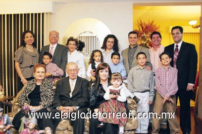 Armando Martínez Herrera y Leticia Alcazar de Martínez junto a las familias González Martínez, Fernández de Castro Martínez, Martínez González, Solis Quezada y Solis Gutiérrez.