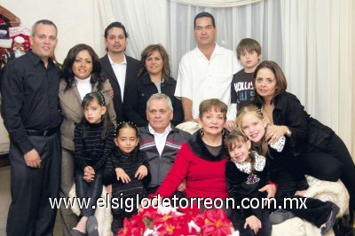 Jorge Ernesto Martínez y Lupita de Martínez junto a sus hijos Luis, Alfredo y Ricardo Martínez, sus nietos Salvador, Samanta, Sabina, Paulina y Regina y sus hijos políticos Salvador Briones, Paty Arriola y Silvia Padilla.