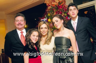 Jorge González Morado e Irma Delgado de González con sus hijos Andrea, Bárbara y Jorge Iván.