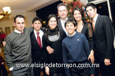 Familias Laguneras en Noche Buena
Ricardo San Miguel González, Jorge Bujdud y Carmen San Miguel de Bujdud con sus hijos Ricardo, Maricarmen, Fernando y Jorge Bujdud San Miguel.