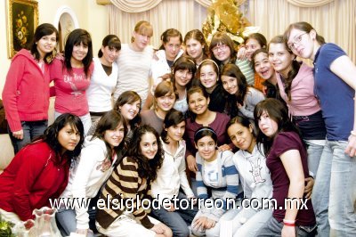 Festejan la navidad
Alumnas del Colegio Alpes festejando su posada.