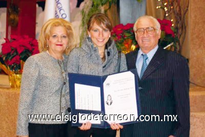 Geraldina termina sus estudios
Geraldina Reffreger Levy junto a sus padres Ana Silvia Levy de Reffreger y José Humberto Reffreger Saucedo.