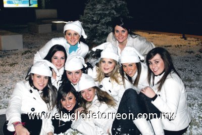 Festejaron de blanco
Adriana Suárez junto a sus amigas Mónica González, Maru López, Luisa Espada, Ana Lucia Diez, Mary Gaby Gutiérrez, Ángela Diez, Ana Cristina Campos, Alexis Navarro y Vania Bracho.