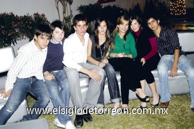 Ricardo Pérez, Fer García, Ale Gallegos, Mariana Quintero, Ana Karen Aguirre, Dany Torres y Ale Bello.