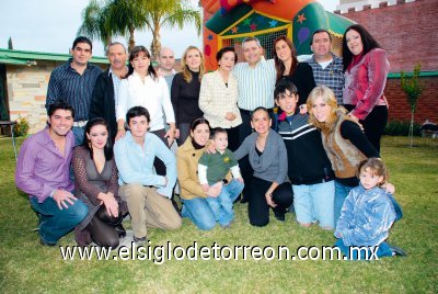 Javier Webb festejando con familiares y amistades allegadas.