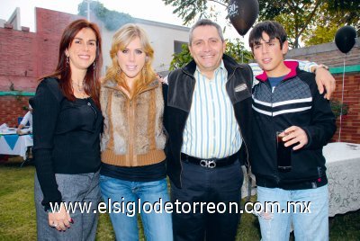 El festejado con su esposa Grace y sus hijos Melissa y Jorge Webb.