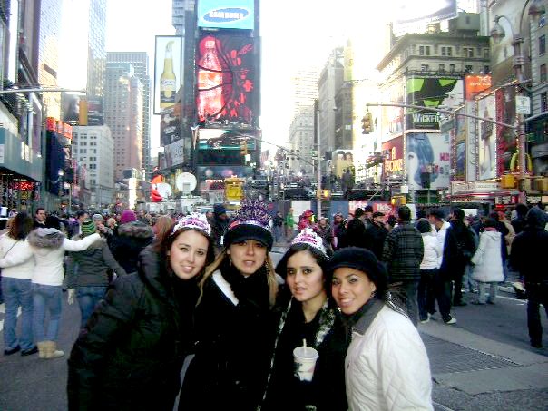 Evelyn Anguiano Gonzalez y compañía en Año Nuevo 2008 Times Square NYC