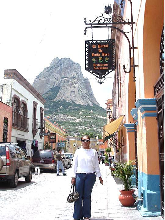 Paseo por las calles de Bernal Lugar mágico. Querétaro México. Septiembre 2007.