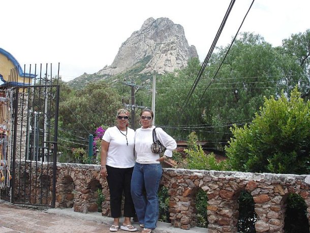 Un lugar lleno de magia y energía. La Peña de Bernal, Querétaro México. Septiembre 2007. En el mirado de la Peña Lic. Perla Salas y Sandra S.