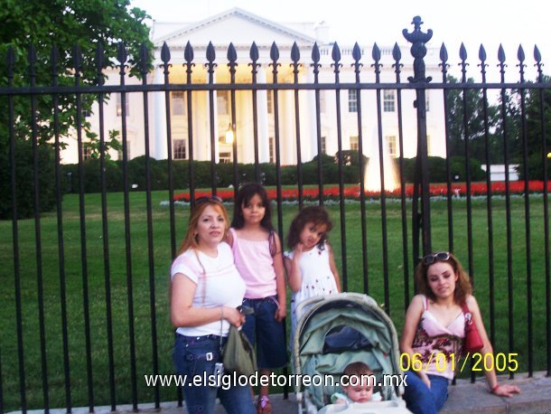 Daniela y su hija Abril, acompañadas de Cristina y su hija Michelle en la Casa Blanca en Washington, DC.