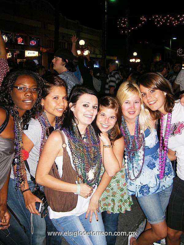 Graciela Mendoza junto con sus amigas Ebanesia (africa), Megan (Australia), Ceci (Argentina), Julia (Suecia) y Christina (Suiza). En Night Parade en Tampa, Florida.