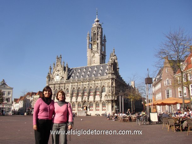 Ing. Amalia Ortega de Cervantes durante su visita al pais de Holanda donde radica su hermana Ing. Connie Ortega de van Riet. Ciudad Middelburg, vista de la antigua casa de ayuntamiento Gemeentehuis. Oct 2007