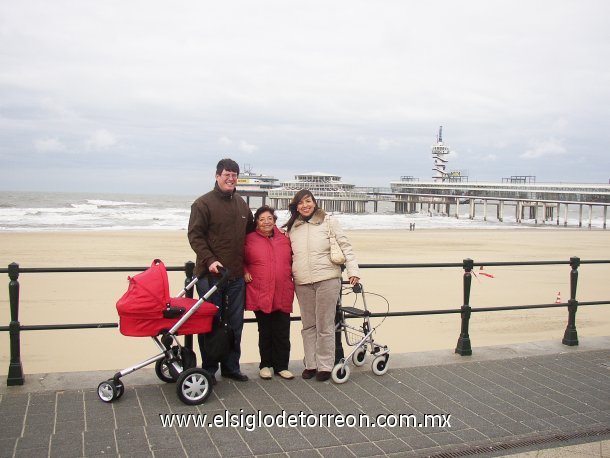 Sra. Magdalena Avalos de Ortega durante su visita a Holanda, donde radica su hija Ing. Connie O. de van Riet junto con su esposo Bart van Riet y su hijo Rodolfo. Malecon y muelle de la Playa de Scheveningen en Holanda.