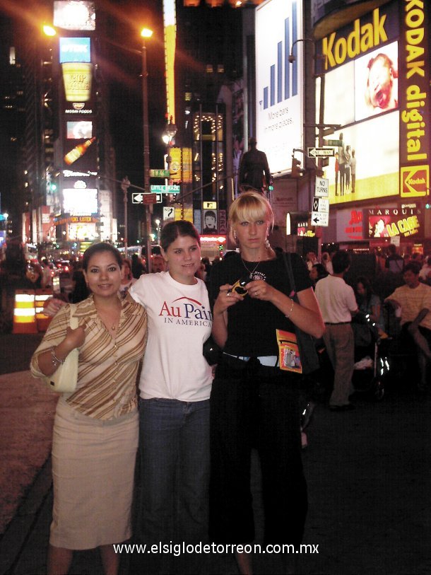 Mamuera, Andrea Goutic, Paola L. Strickland y Monica Gallardo caminando por 
el Times Square.