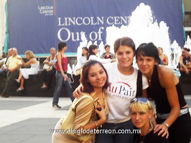 Mamuera, Andrea Goutic, Paola L. Strickland y Monica Gallardo en el Lincoln Center 
(museo en Manhattan)