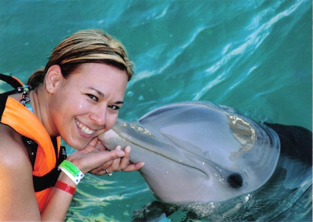 Maythe Flores nadando con los delfines en la Isla mujeres el 07 de febrero del 2008.